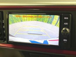 【バックカメラ】駐車時に後方がリアルタイム映像で確認できます。大型商業施設や立体駐車場での駐車時や、夜間のバック時に大活躍！運転スキルに関わらず、今や必須となった装備のひとつです！