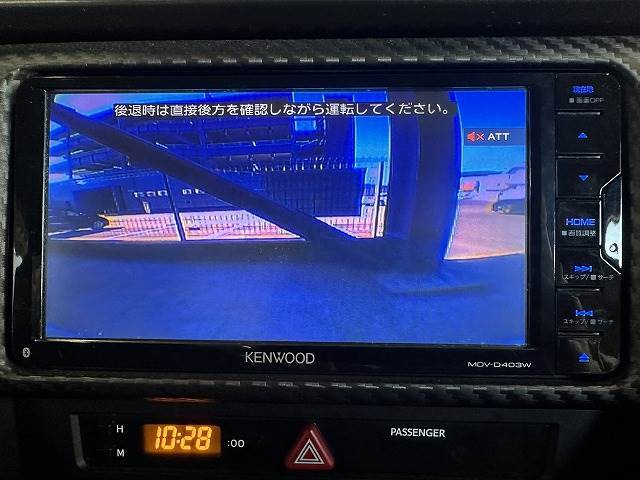 【カラーバックモニター】を装備しております。リアの映像がカラーで映し出されますので日々の駐車も安心安全です。