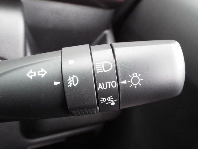 周囲の明るさに応じて自動的にヘッドライトの点灯・消灯をしてくれるオートライト機能付き！