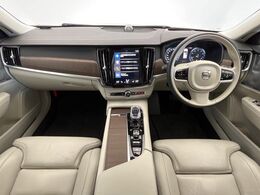 V90B6AWDインスクリプション認定中古車入荷しました！B＆Wサウンドやサンルーフなど豪華装備を施した一台です！プラチナグレーのボディと白革も組み合わせGood♪ぜひ一度ご覧にお越しください♪
