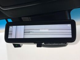【デジタルインナーミラー】後席の大きな荷物や同乗者で後方が確認しづらい時でも安心！カメラが撮影した車両後方の映像をルームミラー内に表示。クリアな視界で状況の確認が可能です！