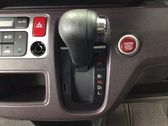 オートマチックシフトレバーは、手になじみ操作しやすい形状で安全運転にもつながります♪