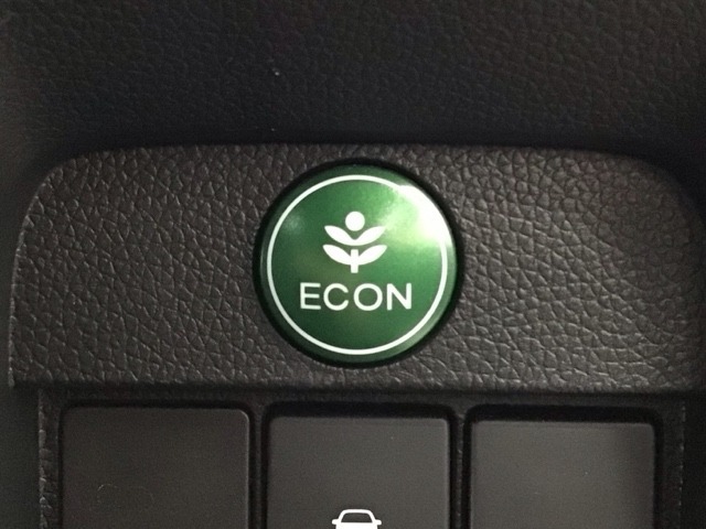 ★ECONスイッチ★　エコドライブを加速しよう！スイッチをONにすると、運転の仕方によるロスを抑え込み燃費をよくするようクルマが頑張ります（＊＾ー＾＊）燃費向上にチャレンジ♪