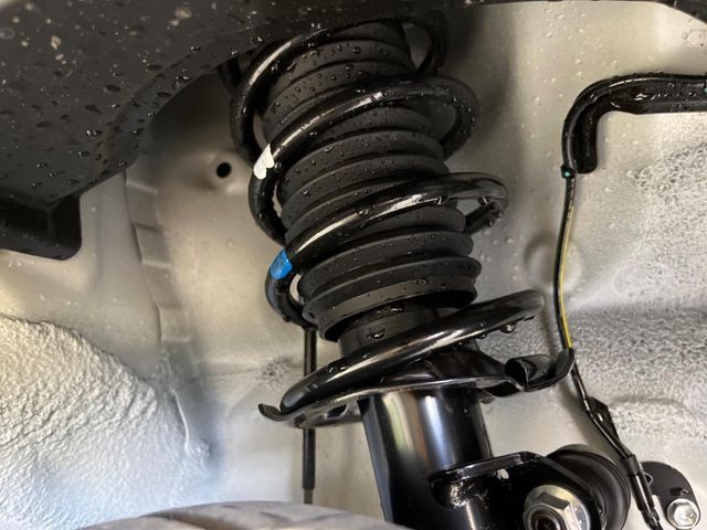 お車を安心してお乗りいただく為には、足回りの定期点検が欠かせません。サービスサポート（有償保証）では無料点検もご提供しており、安心のカーライフをお過ごしいただけるサポート体制が整っています。