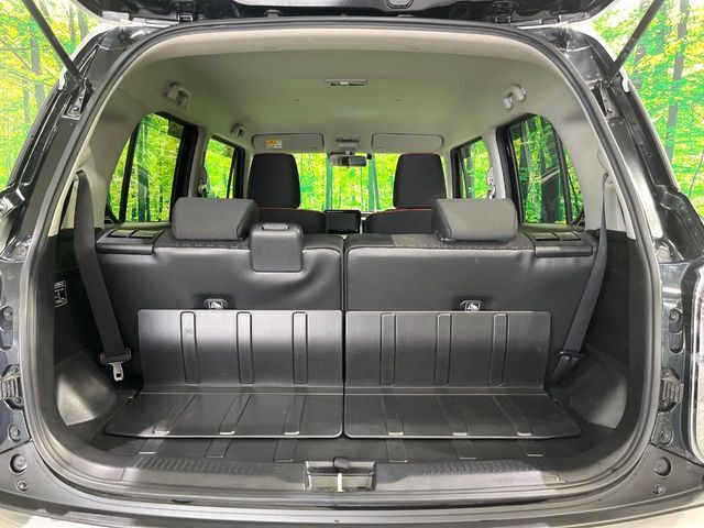 普段のお買い物や通勤、送迎等に十分な荷室スペースを確保しております。セカンドシートを倒すと、大きな荷物の積載も可能です♪