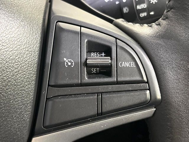 【クルーズコントロール】高速道路もラクラク走行。アクセルを離しても一定速度で走行ができ、長距離運転時の負担を軽減！加速・減速も簡単なスイッチ操作で調整できます。