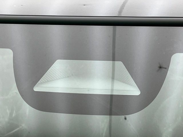 【ホンダセンシング】走行中に前方の車両等を認識し、衝突しそうな時は警報とブレーキで衝突回避と被害軽減をアシスト。より安全にドライブをお楽しみいただけます。