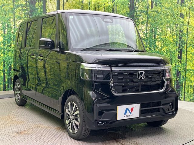 大好評のボディコーティング「弾スプラッシュコート」もご納車までに施工可能。通常のガラスコートと異なる、耐久年数6年の無機質ガラスコーティングが、ボディをキレイな状態に保ってくれます。