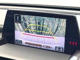 【バックカメラ】駐車時に後方がリアルタイム映像で確認できます。大型商業施設や立体駐車場での駐車時や、夜間のバック時に大活躍！運転スキルに関わらず、今や必須となった装備のひとつです！