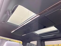 【サンルーフ】ボタンひとつで開閉可能！開放感たっぷりのサンルーフが装着されています！車内に明かりを取り入れたり景色を楽しむ以外にも、よどみがちな車内の空気も簡単に換気できて快適です！
