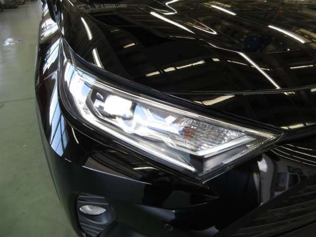 1灯の光源でハイ・ローを切り替えられるBi-Beam LEDランプ＋LEDクリアランスランプ（オートレベリング機能付）
