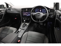 人を中心とした機能的なインテリア。フォルクスワーゲン車は、使いやすさと、視界の良さにもこだわっています。