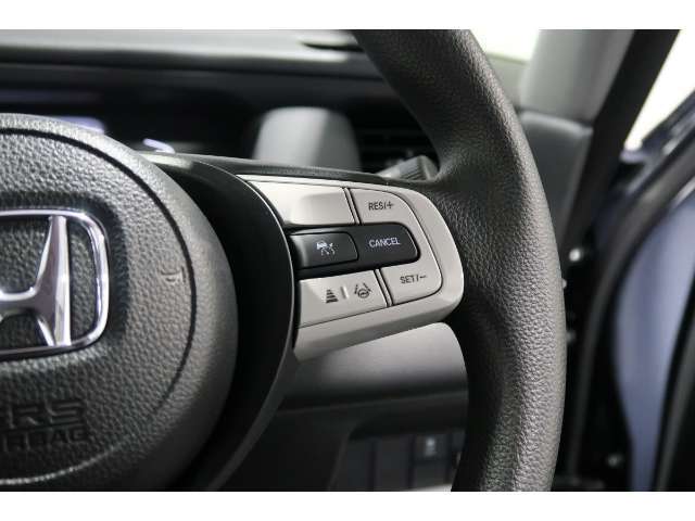 Hondaセンシングの機能のひとつ、アダプティブクルーズコントロール付！アクセルから足を離しても設定したスピードと前車との車間を保ち走行してくれます！車線維持もアシスト☆高速道路で疲労軽減ですね☆