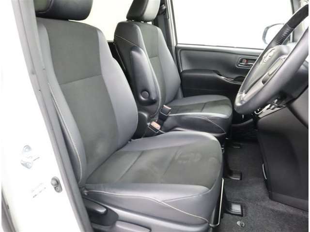 アイポイントも高く、女性の方も運転しやすいですよ！ホールド感もあり疲労を軽減させ、もちろんシートも座り心地も◎！