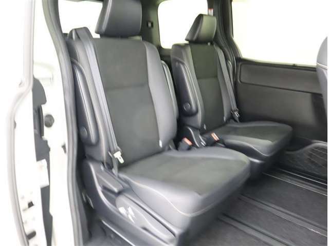 リアシートも厚く、長時間の移動もらくらくです！車種によってはラゲージスペースやトランクへのアクセスも可能！乗り心地・使い勝手共に充実です！！