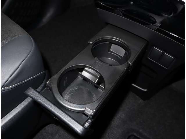 収納式のカップホルダー！やはりしっかりしている純正の装備が良いですね！