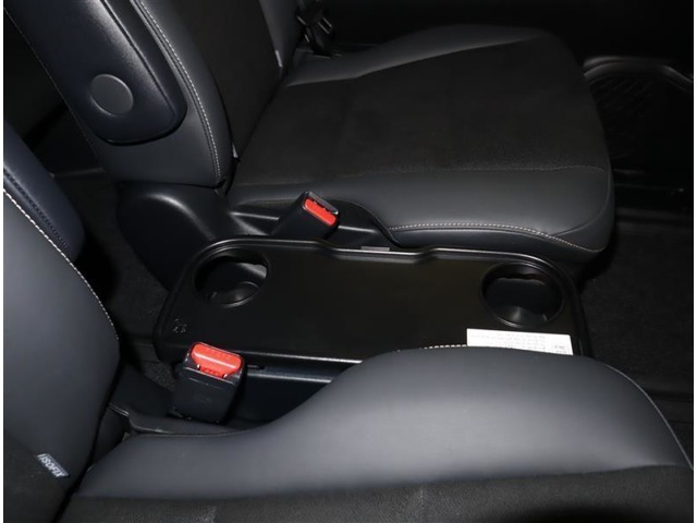 後席用の大型センターテーブルです！ドリンクホルダーも付いて、とても便利ですよ！！