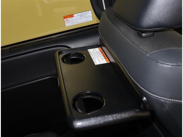 後席用のシートバックテーブルです！ドリンクホルダーも付いて、とても便利ですよ！！