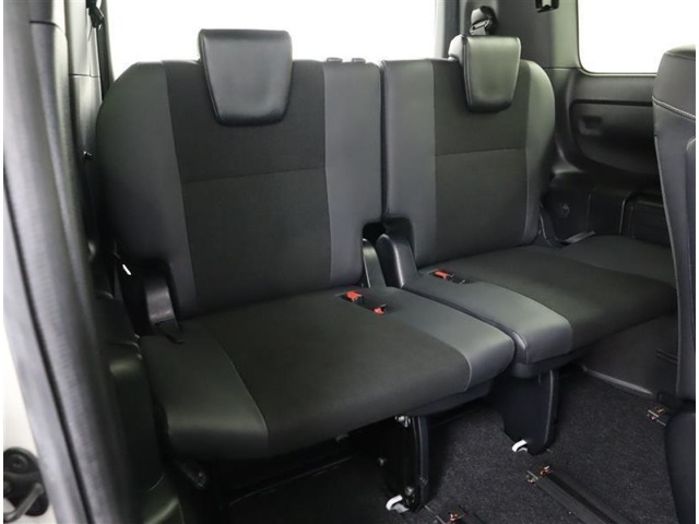 3列目シートは左右跳ね上げ式です！なので床下収納スペースや床を低くすることができ、ラゲッジスペースも広く活用できます！