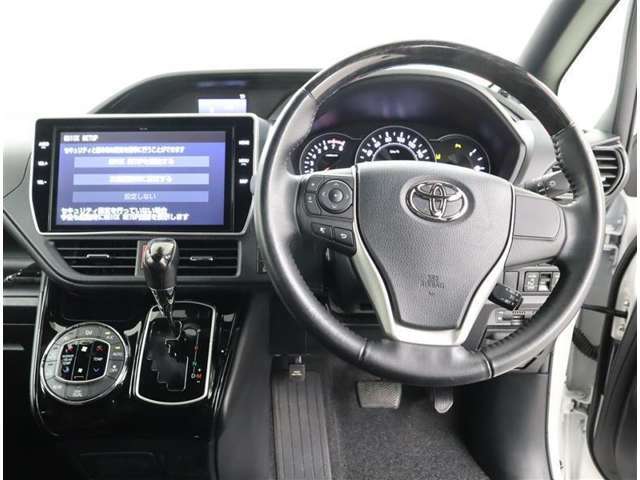 ウッド調ハンドルを装備！運転席からの操作もしやすいインパネ配置と、見切りのいいアイポイントですので、お車の操作性にも優れていますよ！快適・安心・安全です！！