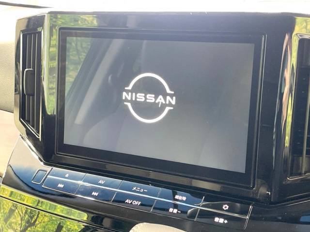 【純正10型ナビ】人気の純正ナビを装備しております。ナビの使いやすさはもちろん、オーディオ機能も充実！キャンプや旅行はもちろん、通勤や買い物など普段のドライブも楽しくなるはず♪