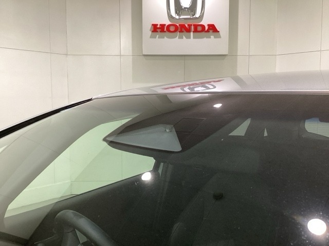 Honda SENSING装着車です。衝突を予測してブレーキをかけたり、前のクルマにちょうどいい距離で走行できる多彩な安心・快適機能を搭載した先進の安全運転支援システムがドライバーをサポートします。