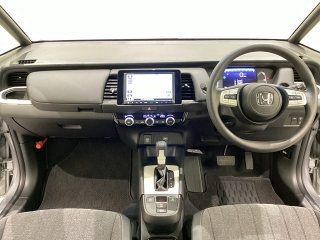車内は光触媒抗菌消臭施工済です。インパネ周りはスタイリッシュなデザインです。グローブボックスやカップホルダーのほかにトレーなどたくさんの収納スペースが付いています。