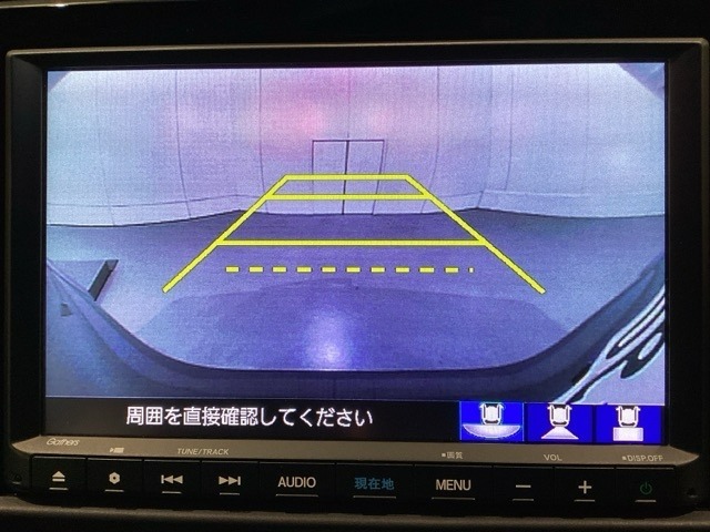 バックでの車庫入れも安心です！　リアカメラが付いているバックモニター付のナビを装備しております。操作線もついており距離感も画面から確認できます。