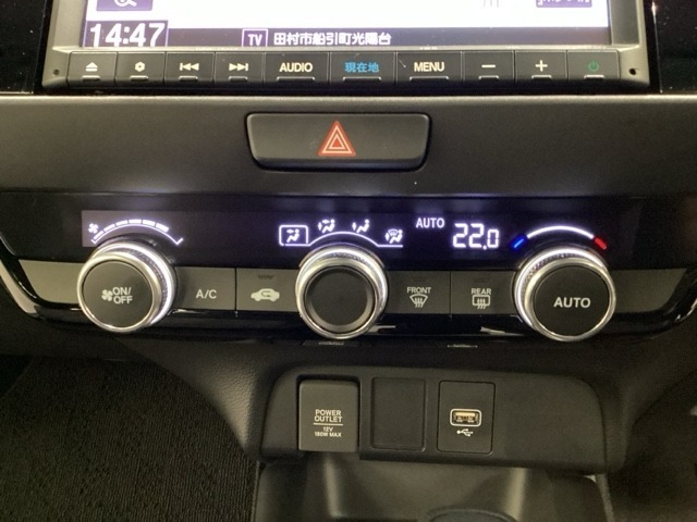 オートエアコンがついてますので、お好みの温度をセットするだけで風の強さや風量を自動で調整します。スイッチやダイヤル類も簡単操作で快適に過ごせます。