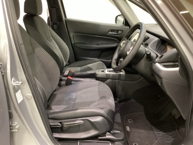 広い足元にゆったり座れるシートは長距離の運転でも疲れにくいシートです。女性でも運転がしやすいようにシートの高さ調整機能（シートリフター）がついています。