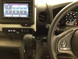 ホンダ純正メモリーナビ搭載なので、遠方へのドライブもお任せ下さい！ステアリング左手側にオーディオ関連のコントロールスイッチを配置しています。操作時は視線を逸らすことなく運転に集中できます