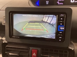 リバースギアに入れるだけで後方の表示へ切り替わります。夜間や雨の日の駐車も楽になりますよ。