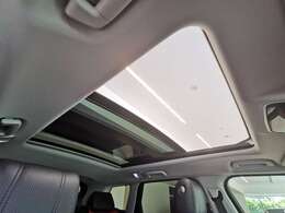 【スライディングパノラミックルーフ】上が開くタイプのルーフです。電動でスライドするものでロールブラインドも搭載しておりますので日が強い日でも安心して車内でおくつろぎ頂けます。