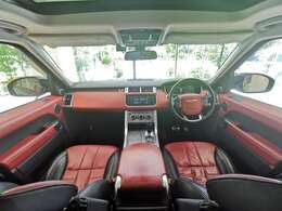 ランドローバー社の伝統の垂直にデザインされた内装は車が悪路で傾いているかぱっと見でも確認できる為の垂直にデザインされた内装になります。イギリス車ならではの落ち着いた雰囲気も好評です。