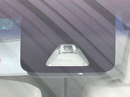 【スマートアシスト】走行中に前方の車両等を認識し、衝突しそうな時は警報とブレーキで衝突回避と被害軽減をアシスト。より安全にドライブをお楽しみいただけます。