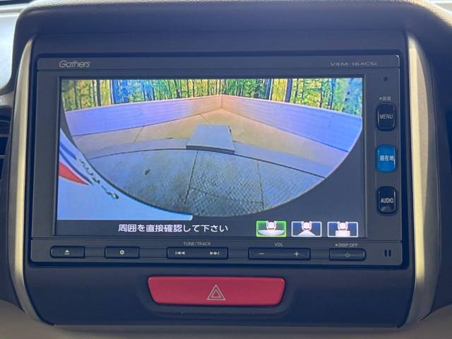 【バックカメラ】駐車時に後方がリアルタイム映像で確認できます。大型商業施設や立体駐車場での駐車時や、夜間のバック時に大活躍！運転スキルに関わらず、今や必須となった装備のひとつです！