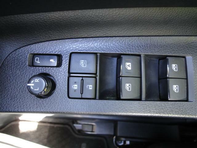 ［パワーウィンドー、ドアミラー開閉、角度調整スイッチ］ワンタッチで窓の操作が出来ますよ、また、ミラーの開閉ボタン、ドアミラーの調整ボタンがついております☆