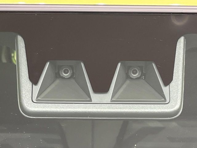 【スマートアシスト】走行中に前方の車両等を認識し、衝突しそうな時は警報とブレーキで衝突回避と被害軽減をアシスト。より安全にドライブをお楽しみいただけます。