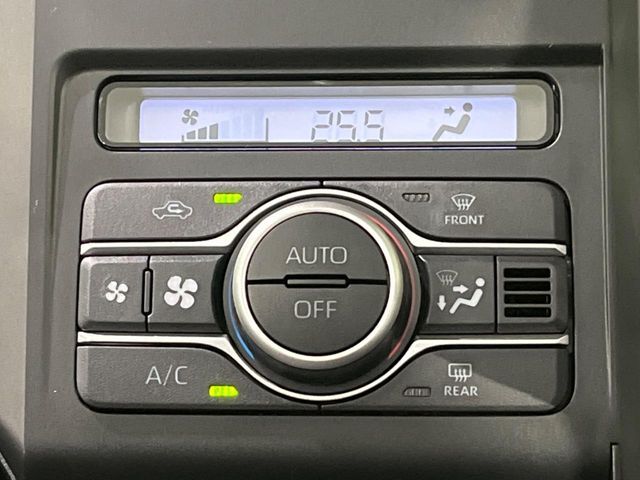 【オートエアコン】一度お好みの温度に設定すれば、車内の温度を検知し風量や温度を自動で調整。暑い…寒い…と何度もスイッチ操作をする必要はありません。快適な車内空間には必須の機能ですね♪