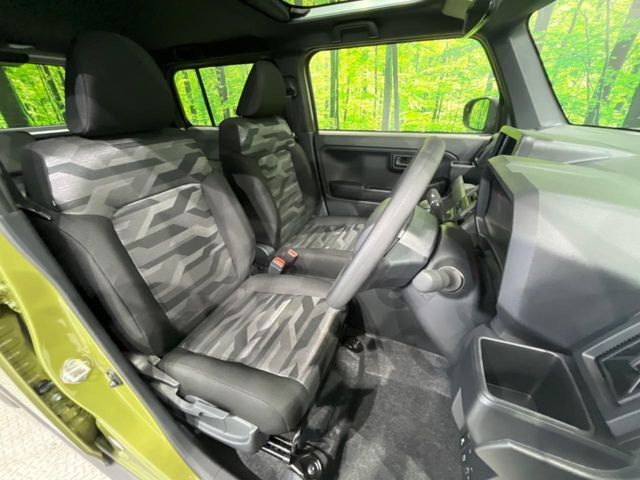 運転席まわりには十分なスペースがあり、大柄な方でもゆったり運転していただける環境です。