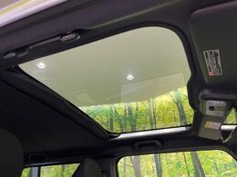 【ガラスルーフ】ガラスルーフ搭載で車内の解放感が一気にアップ！開放的なドライブをお楽しみいただけます。