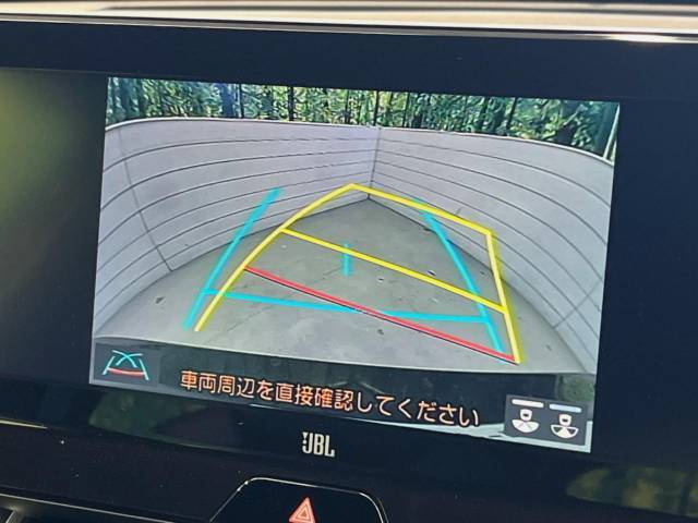 【バックカメラ】駐車時に後方がリアルタイム映像で確認できます。大型商業施設や立体駐車場での駐車時や、夜間のバック時に大活躍！運転スキルに関わらず、今や必須となった装備のひとつです！