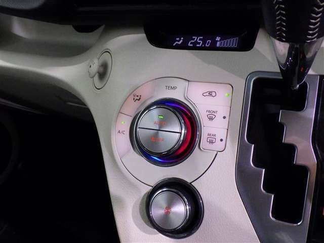 【オートエアコン】お好みの温度に設定して頂くと、車内の温度を自動調整♪快適にクルマの中を過ごして頂けます。
