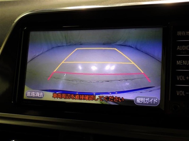 バックモニターも装備しております。バックギアに入れるとナビ画面に車の後方が映し出されます。これで後方確認も安心！