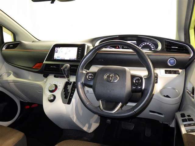 運転の際、常に目にする部分だけにシックで飽きのこないデザインが良いですね。