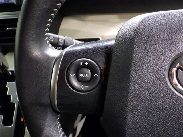 ステアリングスイッチ装備！運転しながら手元でオーディオの操作などができます。