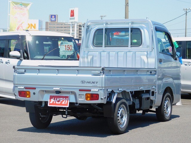 弊社は自動車（新車・中古車)の販売だけではなく、自社整備工場1カ所、鈑金工場2カ所を所有しております。