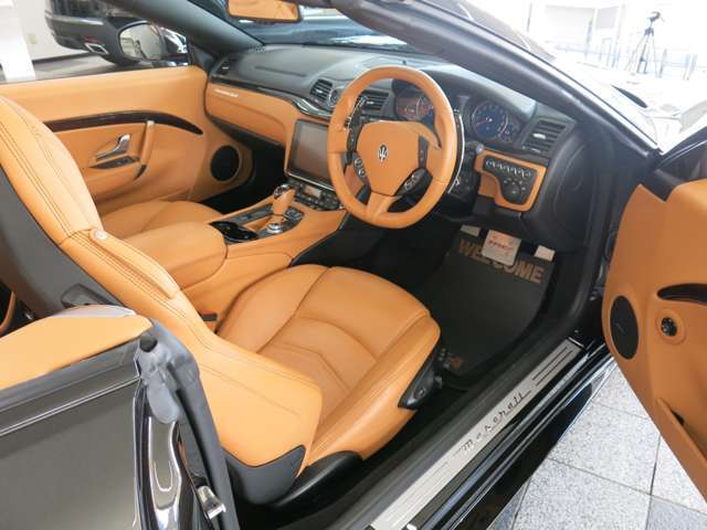 内装もイタリア車らしく華のある「クオイオ（ベージュ）レザー」インテリア！