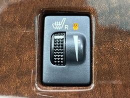 【シートヒーター】寒い日に重宝するシートヒーター！エアコンより早く温まってくれるので寒がりの人も安心ですね♪エアコンの温風は乾燥するから苦手、という方にもをおすすめです。