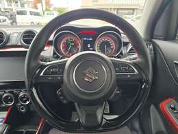 本革巻きのステアリングになります！握り心地も良くオススメです。